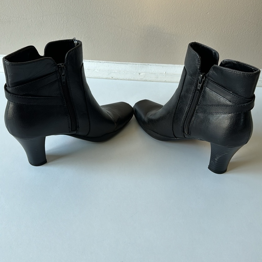 Aerosoles black boots with zipper closure. - Picture 11 of 12
